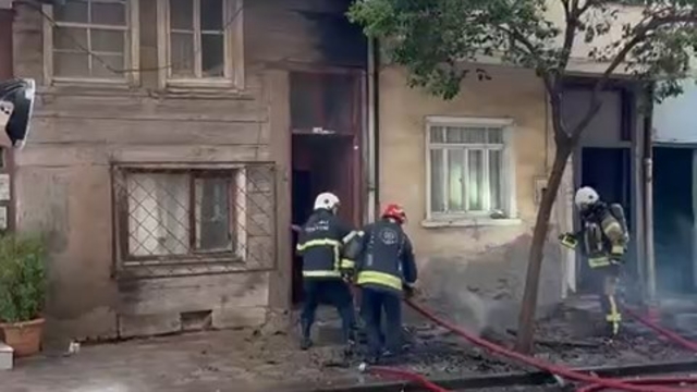 Bitişik 3 ev yandı; 2 itfaiye eri yaralandı (2)