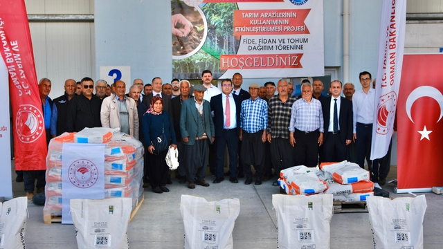 Mersin'de çiftçilere ayçiçeği tohumu dağıtıldı