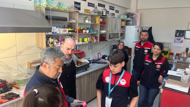 Eceabat'ta genç gıda denetçileri kantinlerde denetlemelerde bulundu