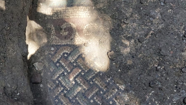 Tokat'ta kaçak kazıda Roma dönemine ait olduğu düşünülen mozaik bulundu, baba ve oğlu tutuklandı