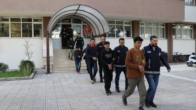Amasya'da bir otomobilde 6 düzensiz göçmen yakalandı