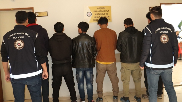 Otomobilden 6 kaçak göçmen çıktı