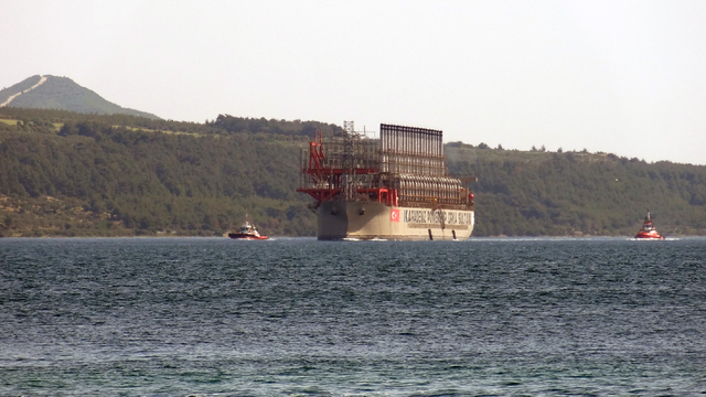Elektrik üretim gemisi Çanakkale Boğazı'ndan geçti