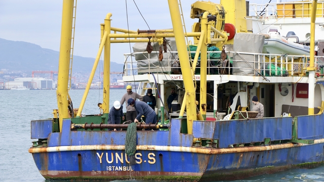 İzmit Körfezi'nde yapılan dip çamuru temizliği su kalitesini iyileştiriyor
