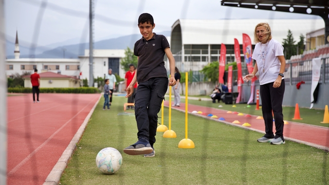 Özel gereksinimli depremzede çocuklar spor ve oyunlarla rehabilite ediliyor