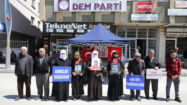 Muşlu aileler DEM Parti önündeki "evlat nöbeti"ni sürdürdü