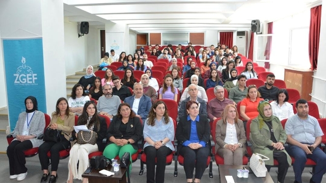 Diyarbakır'da "Dijitalleşme ve Aile" paneli düzenlendi