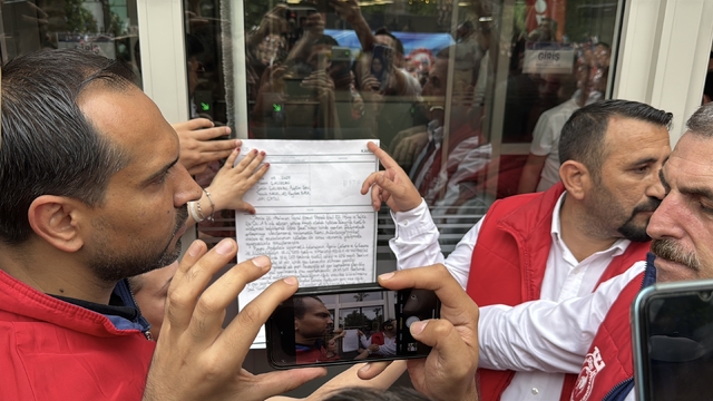 İzmir'de Büyükşehire grev kararı asıldı, Konak Belediyesi'nde grev başladı