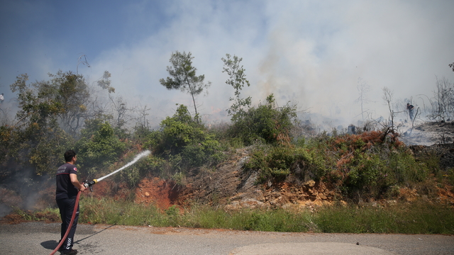 Alanya'da makilik alanda çıkan yangın söndürüldü