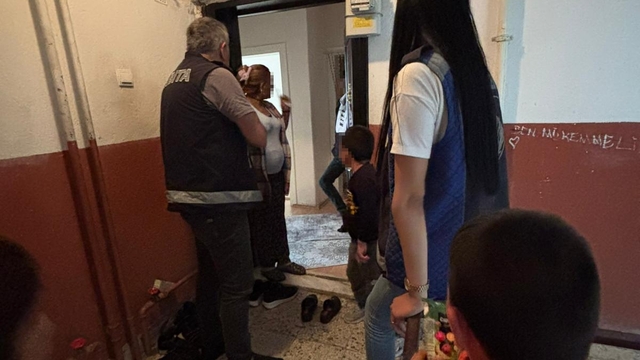 Çorum'da dilendirilen çocuklar zabıta ekiplerince ailelerine teslim edildi