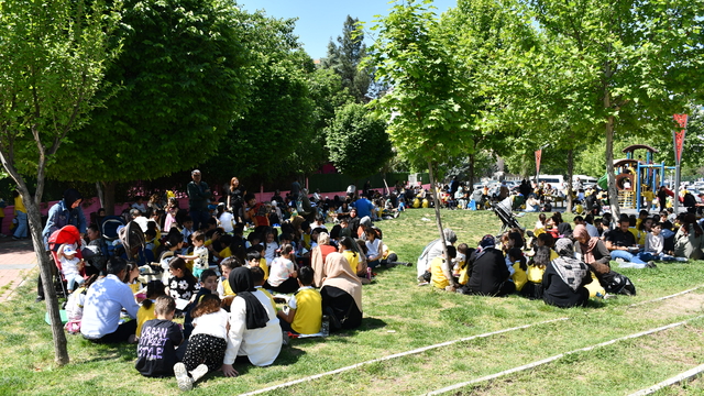Batman'da parkta düzenlenen etkinlikte çocuklar anne ve babalarıyla kitap okudu