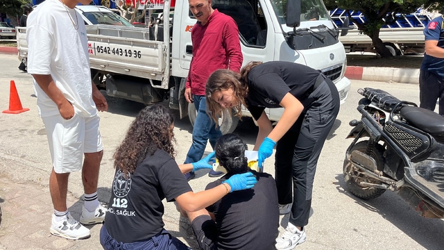 Kumluca'da kamyonetle çarpışan elektrikli motosikletteki 2 kişi yaralandı