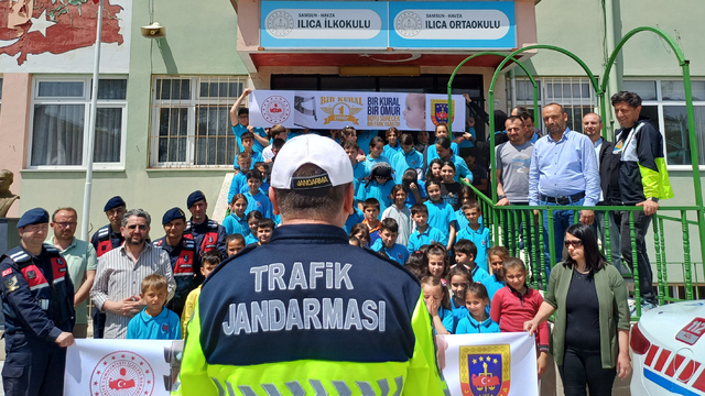 Havza'da jandarma kırsal mahalle okullarında trafik eğitimi verdi
