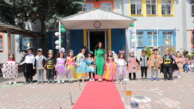 Minikler atıklardan kıyafet hazırlayıp, defile yaptı