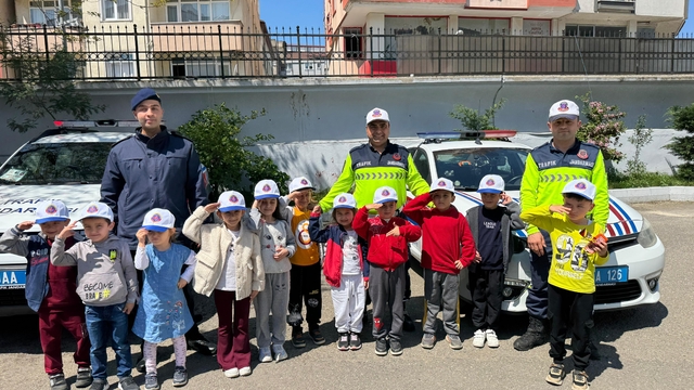 Espiye'de öğrencilerden jandarmaya ziyaret