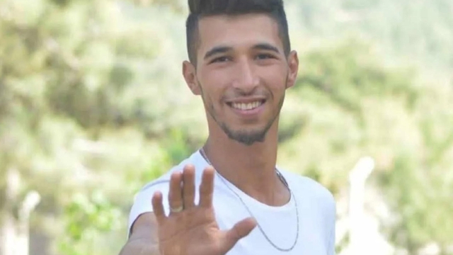 Otomobil elektrik direğine çarptı: 2 ölü,1 yaralı