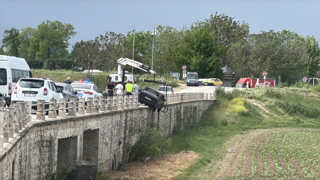 Edirne'de tarihi köprünün bariyerlerine çarpan otomobilin sürücüsü yaralandı