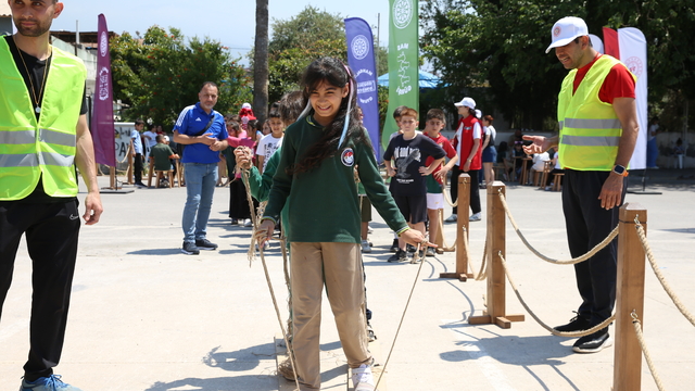 Hatay'da depremzede çocuklar geleneksel oyunlarla eğlendi