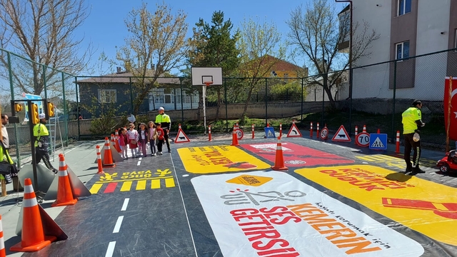 Kangal'da Karayolu Güvenliği ve Trafik Haftası kutlandı