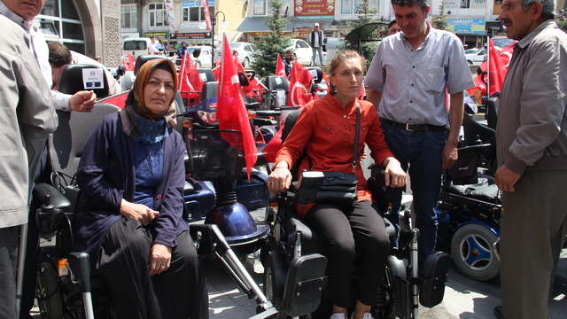 Gurbetçilerden Kayseri'deki engellilere 50 akülü araç ve 70 tekerlekli sandalye desteği