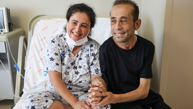 Doktorları, 2'şer kez böbrek nakli olan çifti 'mucize' diye tanımladı
