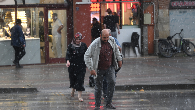 Edirne'de kuvvetli rüzgar, sağanak ve dolu etkili oldu