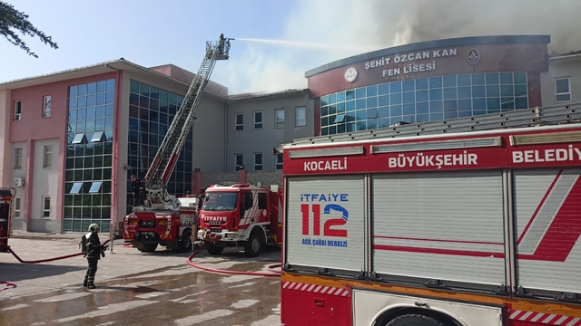 Kocaeli'de okul çatısında yangın