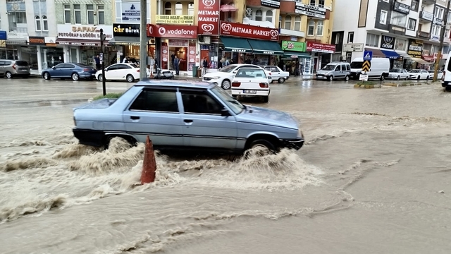 Sinop'ta sağanak nedeniyle bazı ev ve iş yerlerini su bastı