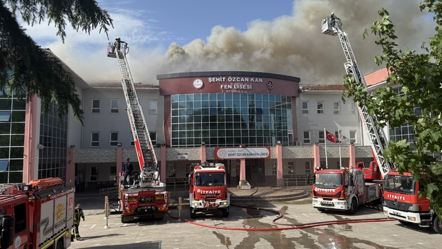 Kocaeli'de lisenin çatısında çıkan yangın söndürüldü