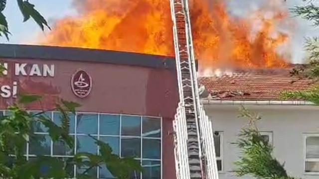 Kocaeli'de, tadilat sırasında okulun çatısında çıkan yangın söndürüldü