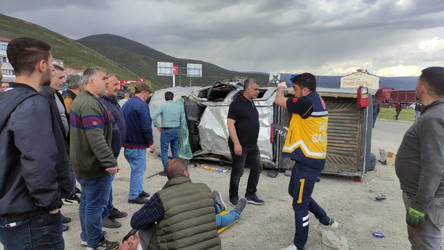 Bingöl'de otomobil ile kamyonet çarpıştı; 7 yaralı