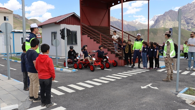 Hakkari'de öğrencilere uygulamalı trafik eğitimi verildi