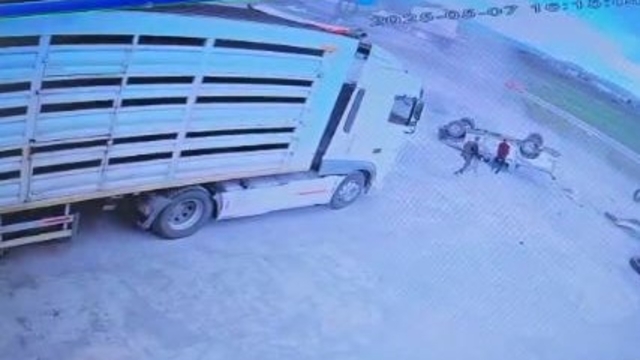Bingöl'de otomobil ile kamyonetin çarpıştığı kaza kamerada: 7 yaralı (2)