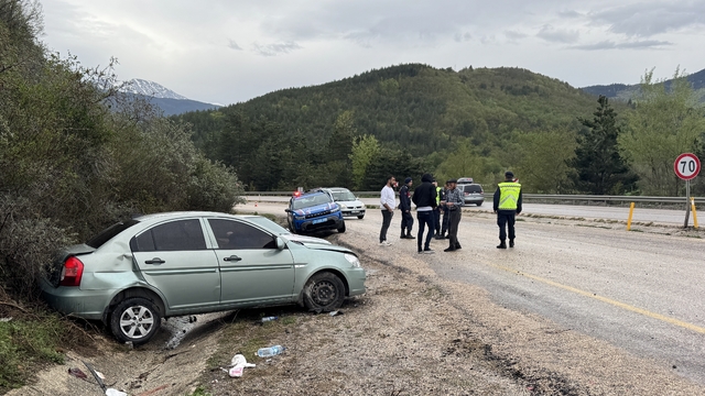 Kastamonu'da otomobilin arıza yapan araca çarptığı kazada 4 kişi yaralandı