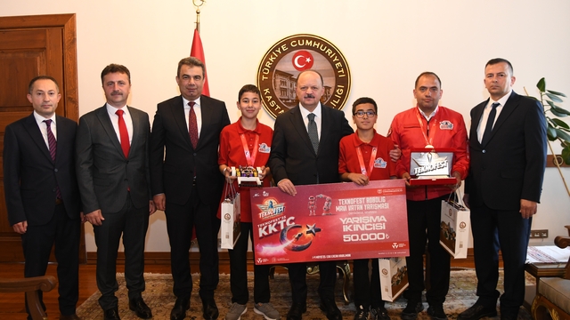 TEKNOFEST'te derece alan öğrenciler Vali Dallı'yı ziyaret etti