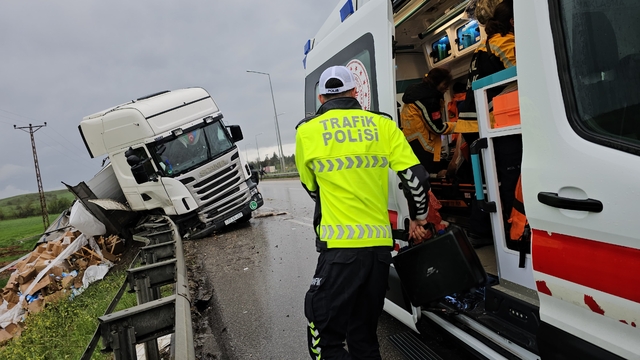 Çorum'da bariyere çarpan tırın sürücüsü yaralandı