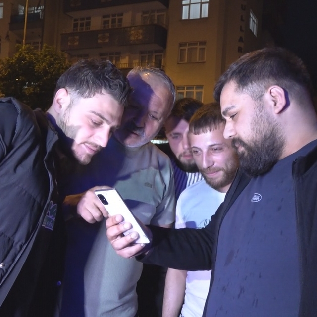 Cep telefonuyla canlı yayında oyun oynarken yıldırım düştü; o anlar kameray...
