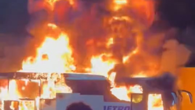 Yolcu otobüsü alev alev yandı