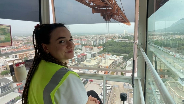 Neslihan, harita mühendisiyken merak sardığı kule vinç operatörlüğünü yapıyor