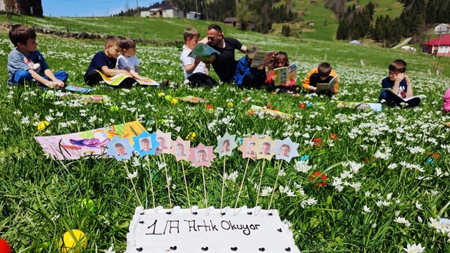 Trabzon'da ilkokul 1. sınıf öğrencileri yayla çiçekleri arasında kitap okudu