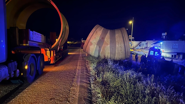 Mersin'de tır ile hafif ticari aracın çarpıştığı kazada sürücüler yaralandı