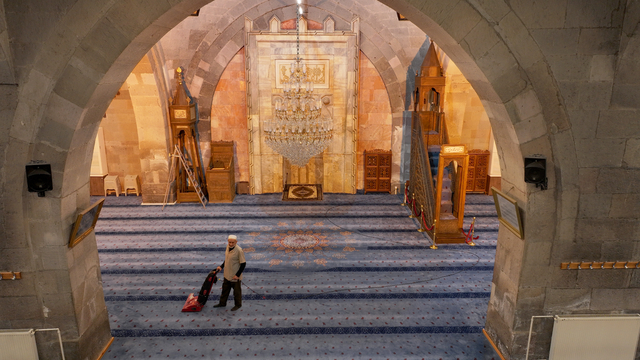 Tarihi Ulu Cami'nin 7 yıldır gönüllü olarak temizliğini yapıyor