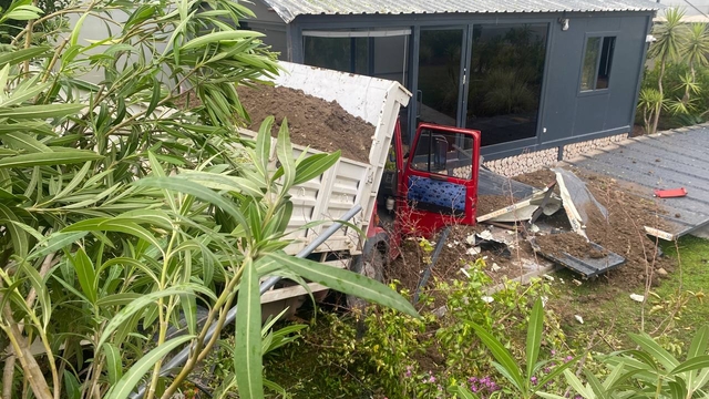 Serik'te prefabrik ofise çarpan kamyonet sürücüsü yaralandı