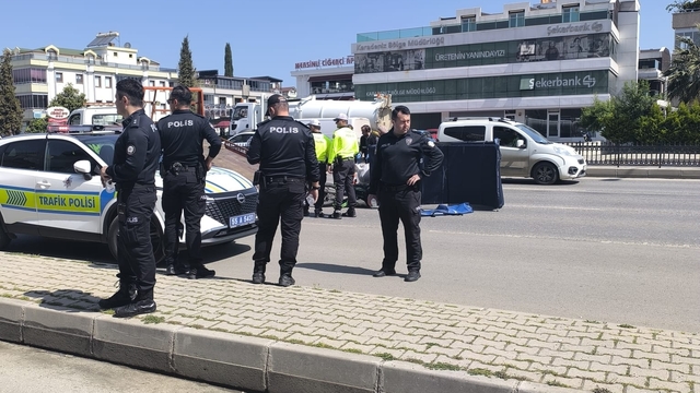 Sağından geçmeye çalıştığı TIR'a çarpan motosikletin sürücüsü öldü