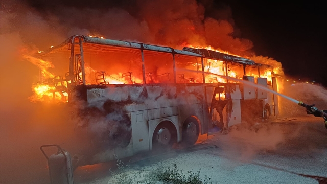 Kocaeli'de park halinde alev alan otobüs kullanılamaz hale geldi