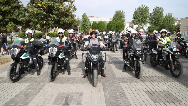 Düzce Valisi Aslan, kaskla motosiklet kullanarak sürüş güvenliğine dikkati çekti