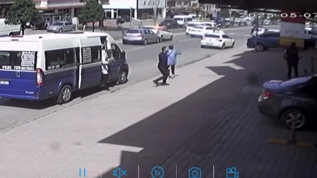 Yayaya yol vermek için duran otomobile arkadan gelen araçlar çaptı