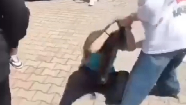 Lise öğrencisi, ortaokul öğrencisini saçlarından tutup yerde sürükledi