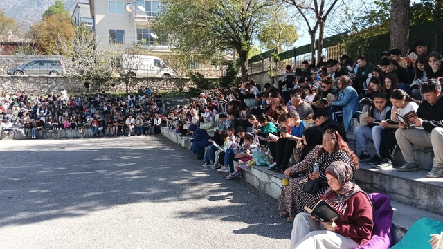 Kargı'da öğrenci ve veliler açık havada kitap okudu