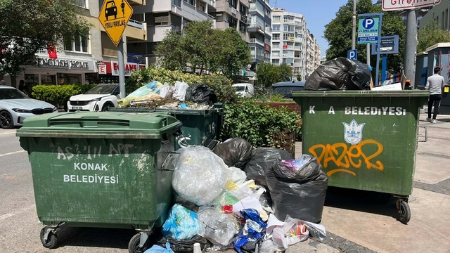 Konak'ta grev kararı sonrası sokaklarda çöp yığınları oluştu